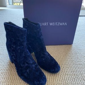 Stuart Weizmann Blue Velvet Embossed Booties size 8.5